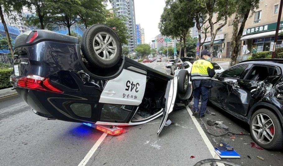 ▲林口分局一名女警，今天下午不明原因自撞，導致巡邏車翻覆路中。（圖／翻攝畫面）