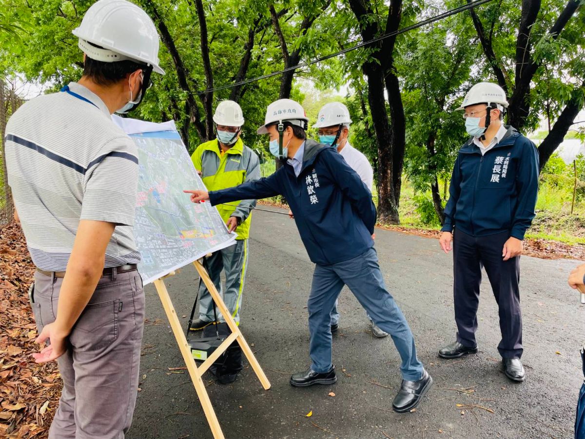 ▲高雄市今天清晨降下豪雨，副市長林欽榮除特別前往視察園試所滯洪池及正道公園工程施工進度，要求加速趕工，加強防汛整備工作。（圖／高市府提供）