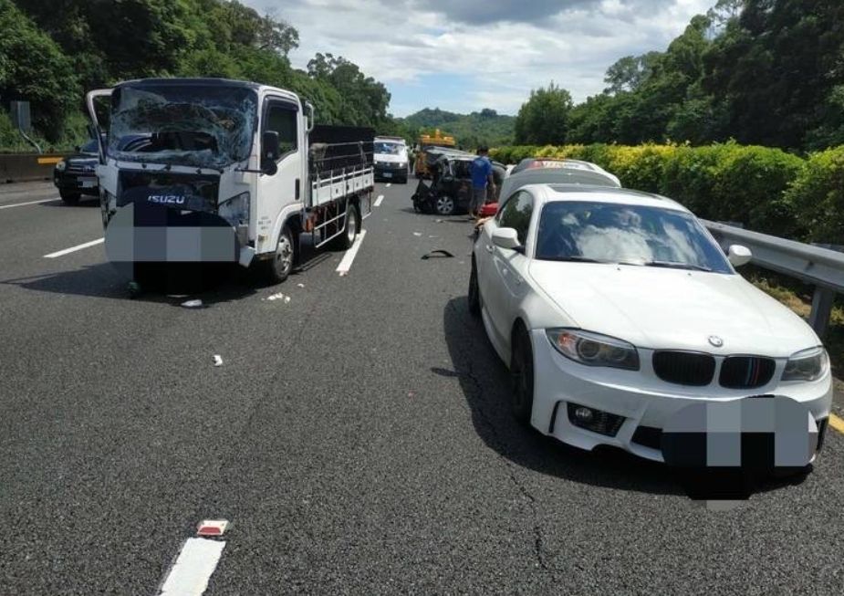 ▲國道1號北上126.5公里處，今天下午發生一起3車追撞事故，現場估計至少有3人受傷。（圖／翻攝畫面）