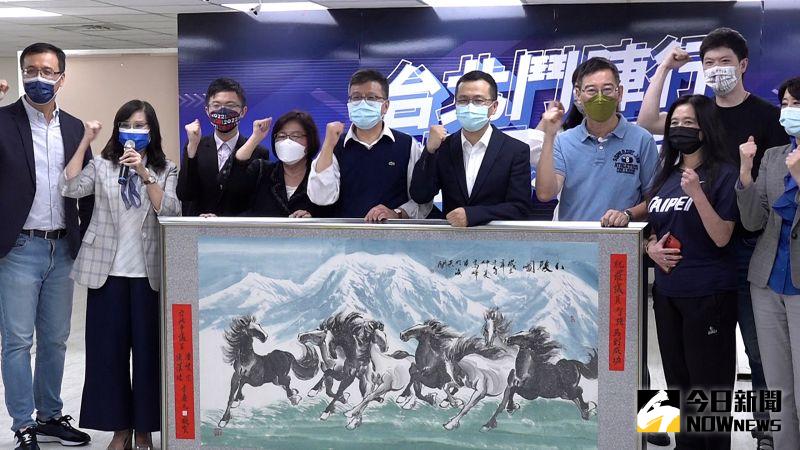 ▲新黨台北市議會黨團11日在羅智強的歡送會上,送上巨幅的「八駿圖」祝福羅智強。(圖/記者朱永強攝,2022.05.11)