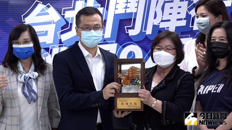 ▲國民黨北市黨部主委黃呂錦茹,也現身羅智強的歡送會,並送上印有「最強先驅」的琉璃製品。(圖/記者朱永強攝,2022.05.11)