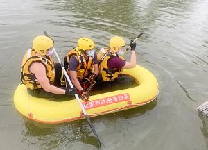 警消打撈老婦 ▲消防人員搜尋2小時,果然發現李婦遺體,打撈上岸後已無生命跡象。(圖/記者李春台翻攝)