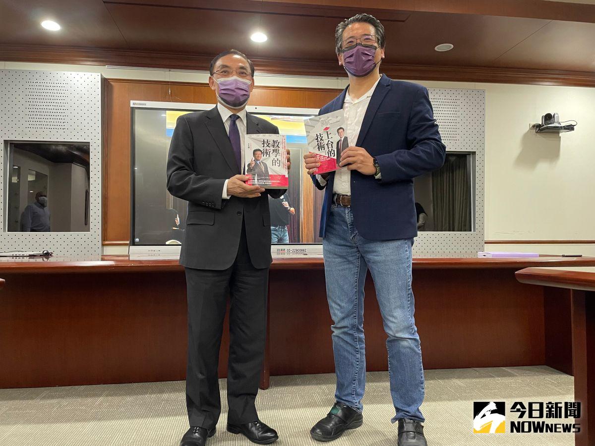 ▲法務部長蔡清祥與「福哥」王永福合影。（圖／記者潘千詩攝，2022.5.11）