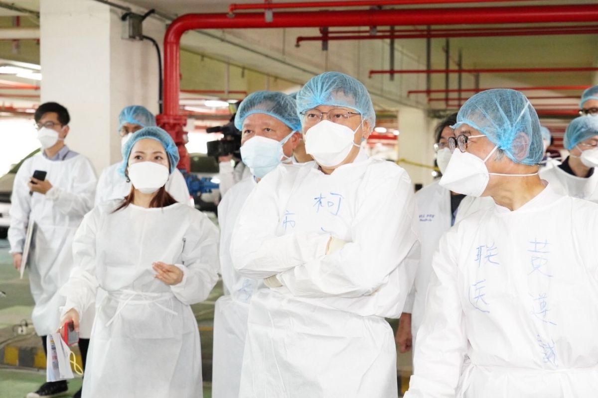 ▲台北市長柯文哲11日下午前往木柵捷運機廠，視察車來速篩檢站的運作情況。（圖／台北市政府提供）