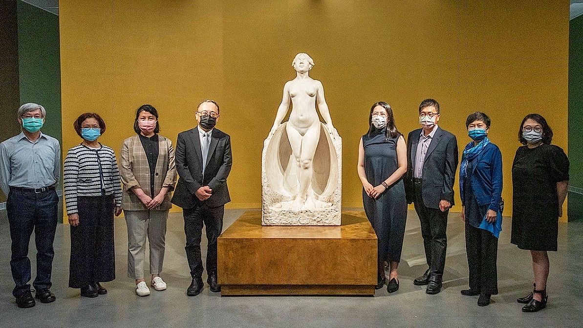 ▲臺灣第一位雕塑家黃土水雕刻鉅作〈甘露水〉於高美館展覽空間中開箱定位。（圖／高美館提供）