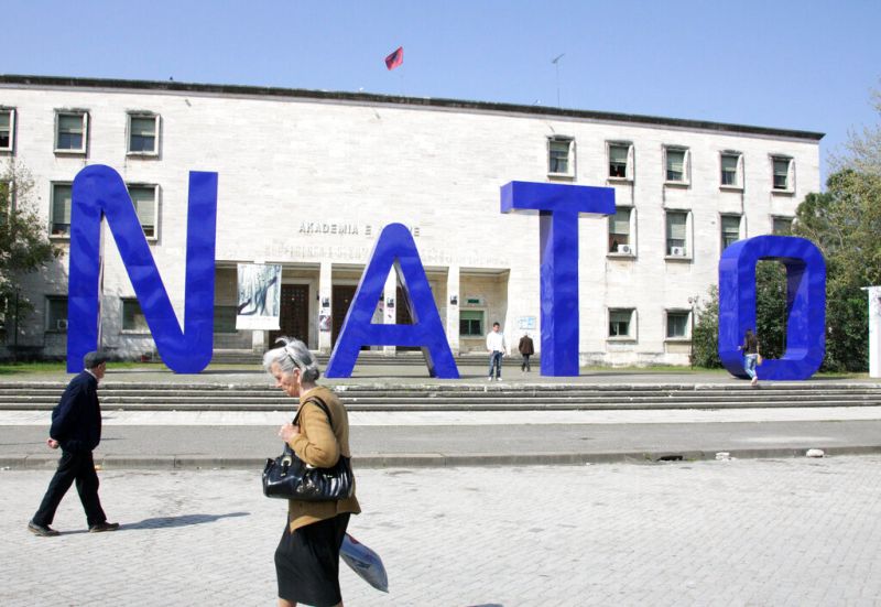 ▲烏克蘭總統澤倫斯基宣布申請加入北大西洋公約組織（NATO），並排除與俄羅斯總統蒲亭對話。圖為北約字樣。（圖／美聯社／達志影像）