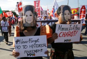 ▲馬可仕、妻子伊美黛與兒女們在1981年拍攝的合照,後排左為小馬可仕。(圖/美聯社/達志影像) ▲馬可仕、妻子伊美黛與兒女們在1981年拍攝的合照,後排左為小馬可仕。(圖/美聯社/達志影像)