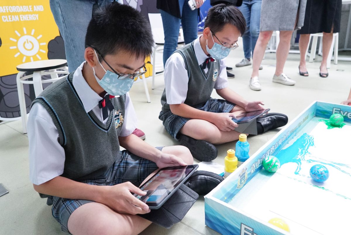 ▲教育部全額補助中小學購買61萬台學習載具及載具充電車，目前已開始進行配送。示意圖。（圖／葳格提供）               