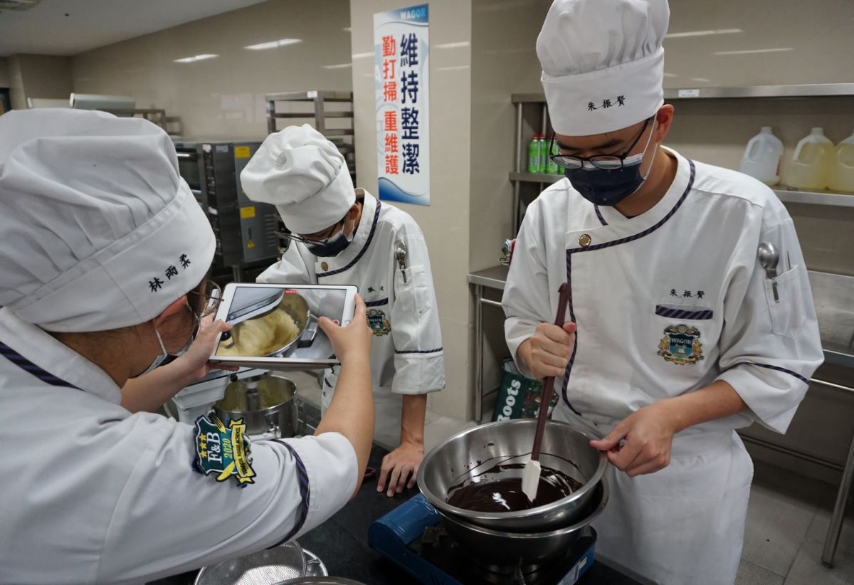 ▲葳格活用數位科技，推動「一生一平板」計畫，學生運用iPad結合數位學習平台創新學習成效佳。（圖／葳格提供）               