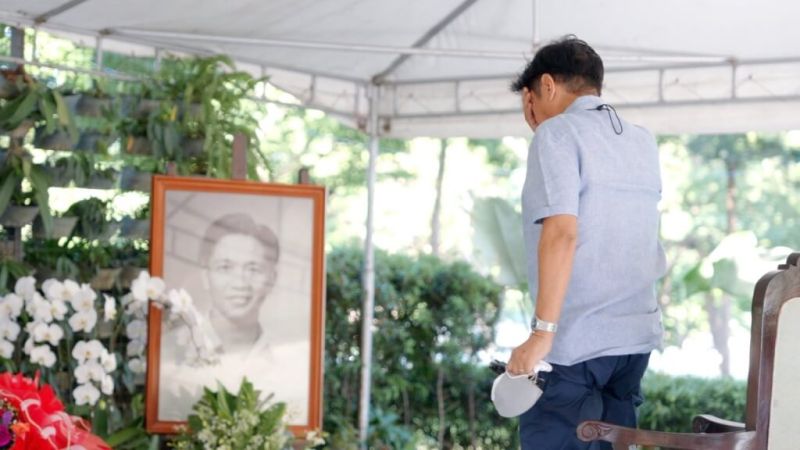 ▲小馬可仕憑弔亡父後，宣布贏得菲律賓大選。（圖／翻攝Bongbong Marcos臉書）