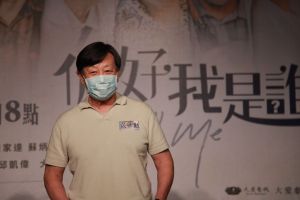 ▲寇世勳扮醫師。(圖/大愛) ▲寇世勳扮醫師。(圖/大愛)