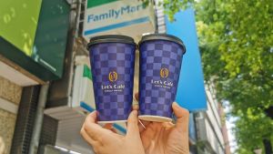▲全家大杯單品美式(90元)限三天買1送1,採取小白單隔周免費換第二杯的消費模式。(圖/業者提供) ▲全家大杯單品美式(90元)限三天買1送1,採取小白單隔周免費換第二杯的消費模式。(圖/業者提供)