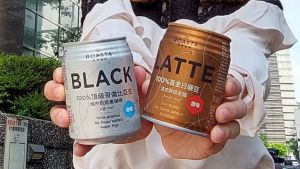 ▲萊爾富在護師節推出罐裝咖啡優惠,ROASTA咖啡拿鐵、無糖黑咖啡2瓶39元,約打6.5折。(圖/業者提供) ▲萊爾富在護師節推出罐裝咖啡優惠,ROASTA咖啡拿鐵、無糖黑咖啡2瓶39元,約打6.5折。(圖/業者提供)