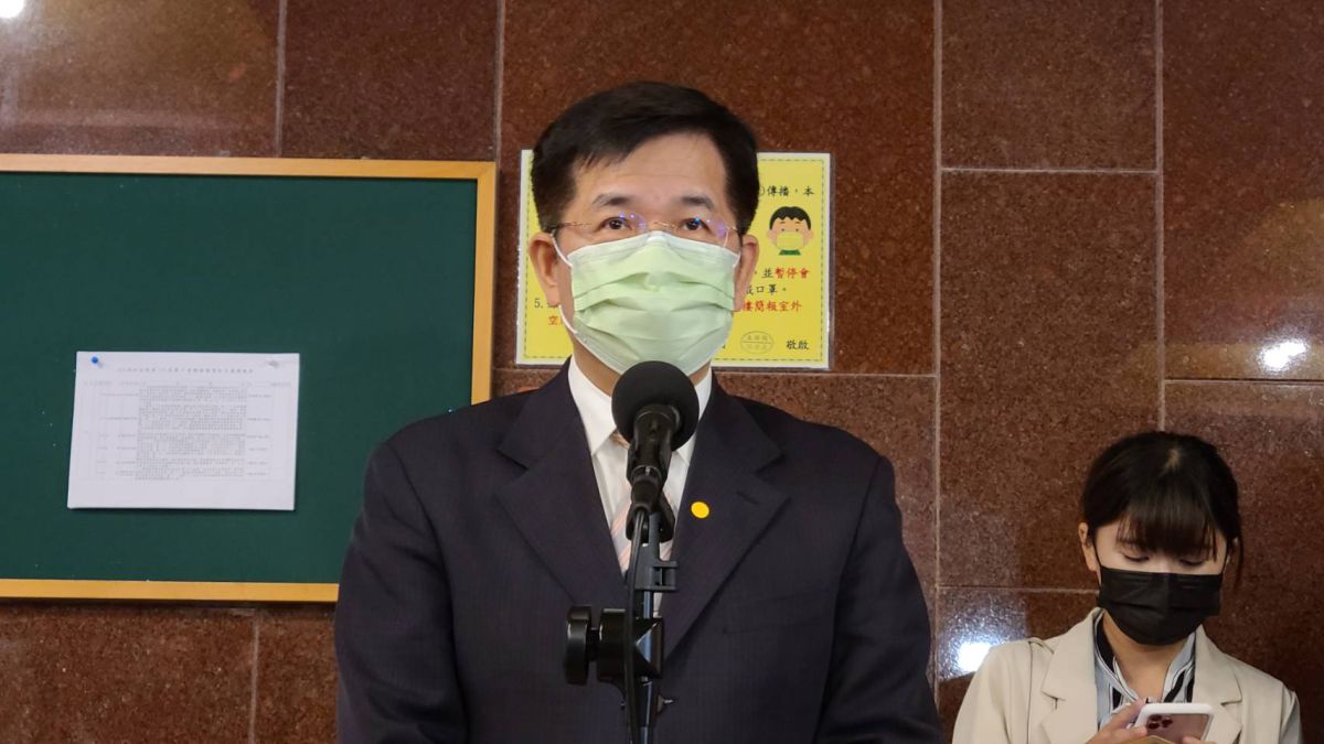 ▲教育部長潘文忠今（12）日在立法院受訪表示，教育部提供停課規範「原則」，但也考量殊異，各校、地方政府能採行適宜的防疫措施。（圖／記者李琦瑋攝，2022.05.12）