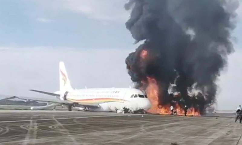 ▲中國重慶江北國際機場，12日傳出有飛機衝出跑道後起火的意外。（圖／翻攝自澎湃新聞）