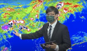 ▲氣象局預報員劉宇其表示，目前在中國華南的鋒面雲帶上，已經可以看到明顯的雷雨胞發展。（圖／翻攝中央氣象局直播記者會）