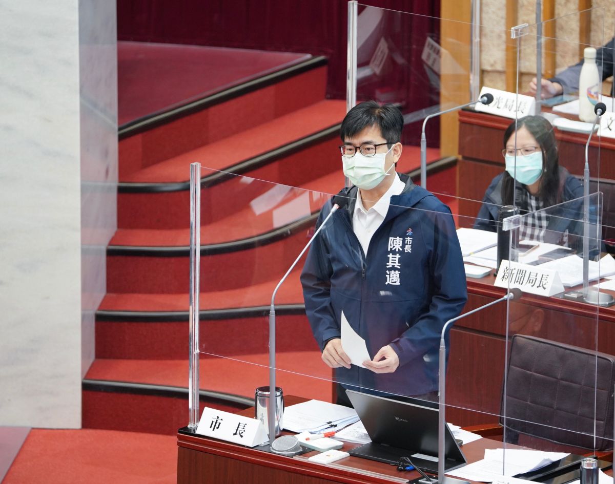 ▲高雄市長陳其邁今天在議會針對議員們所關心防疫關懷包得來速領取情形答詢時表示，昨天共發出2千9百多位民眾領取防疫包、效果很好。(圖／高市府提供)
