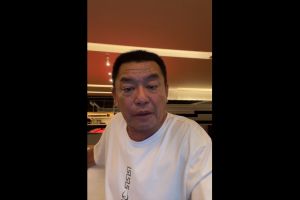 廖老大在直播中,曝光被中國列為通緝要犯的真實內幕。(圖/截取自《賽車教父-廖老大》FB) ▲廖老大在直播中,曝光被中國列為通緝要犯的真實內幕。(圖/截取自《賽車教父-廖老大》FB)