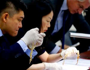 ▲伊美黛・馬可仕(Imelda Marcos)貪瀆買下大量金銀珠寶。(圖/美聯社/達志影像) ▲伊美黛・馬可仕(Imelda Marcos)貪瀆買下大量金銀珠寶。(圖/美聯社/達志影像)