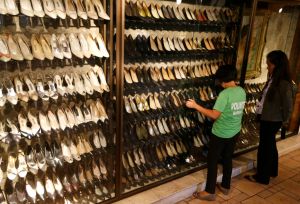 ▲伊美黛・馬可仕（Imelda Marcos）的三千雙鞋收藏被柯拉蓉放進博物館。（圖／美聯社／達志影像）