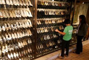 ▲伊美黛・馬可仕(Imelda Marcos)的三千雙鞋收藏被柯拉蓉放進博物館。(圖/美聯社/達志影像) ▲伊美黛・馬可仕(Imelda Marcos)的三千雙鞋收藏被柯拉蓉放進博物館。(圖/美聯社/達志影像)