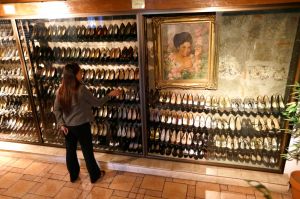 ▲伊美黛・馬可仕(Imelda Marcos)的三千雙鞋收藏被柯拉蓉放進博物館。(圖/美聯社/達志影像) ▲伊美黛・馬可仕(Imelda Marcos)的三千雙鞋收藏被柯拉蓉放進博物館。(圖/美聯社/達志影像)
