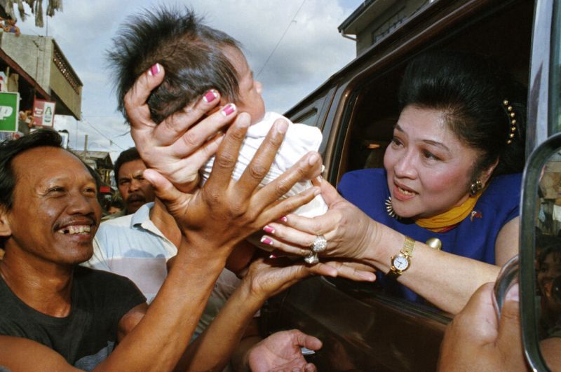 ▲伊美黛・馬可仕（Imelda Marcos）自詡為菲律賓國母，但這名第一夫人所做的卻是連同獨裁者丈夫掏空整個國家。（圖／美聯社／達志影像）