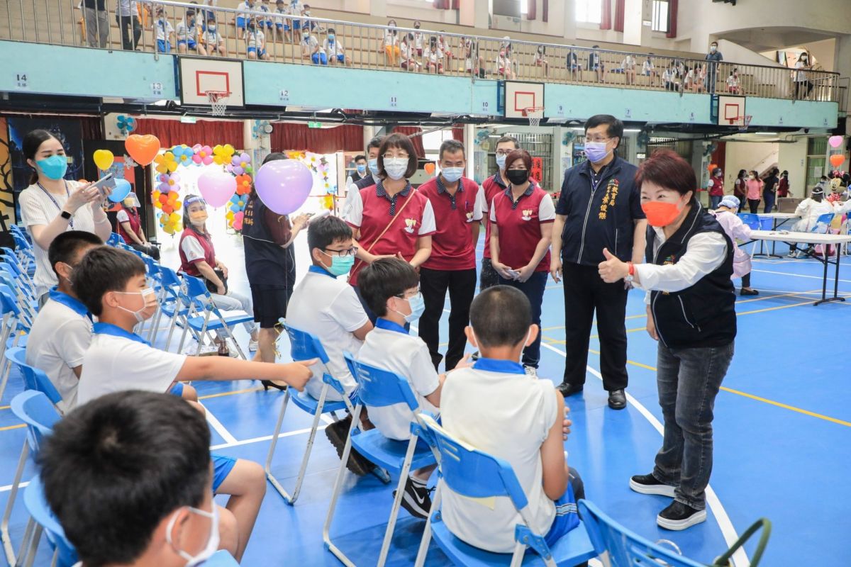 ▲市長盧秀燕前往大肚國小關心學生接種莫德納疫苗情況，給予孩童安慰並打氣加油(圖／市政府提供2022.5.12)