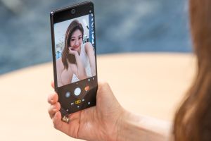 Motorola edge 30 pro擁有業界唯一6,000萬畫素自拍相機,千萬級相機系統前後都好「照」。(圖/官方提供) ▲Motorola edge 30 pro擁有業界唯一6,000萬畫素自拍相機。(圖/官方提供)