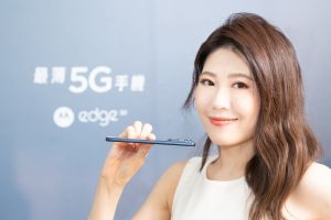 edge 30擁有輕薄外型,6.79mm機身厚度是目前市場上最薄的5G手機。(圖/官方提供) ▲edge 30擁有輕薄外型,6.79mm機身厚度是目前市場上最薄的5G手機。(圖/官方提供)