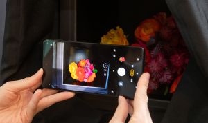 Motorola edge 30 pro前後相機由三顆千萬畫素主鏡頭組成,透過Quad Pixel技術提升300%進光量,低光源環境下拍攝也能拍出好照片。(圖/官方提供) ▲Motorola edge 30 pro前後相機由三顆千萬畫素主鏡頭組成,透過Quad Pixel技術提升300%進光量,低光源環境下拍攝也能拍出好照片。(圖/官方提供)