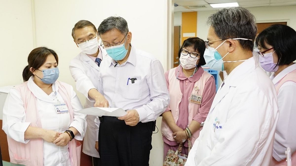 ▲台北市長柯文哲12日下午前往聯合醫院忠孝院區，視察通訊診療情況，以及慰勞醫護人員。（圖／台北市政府提供）