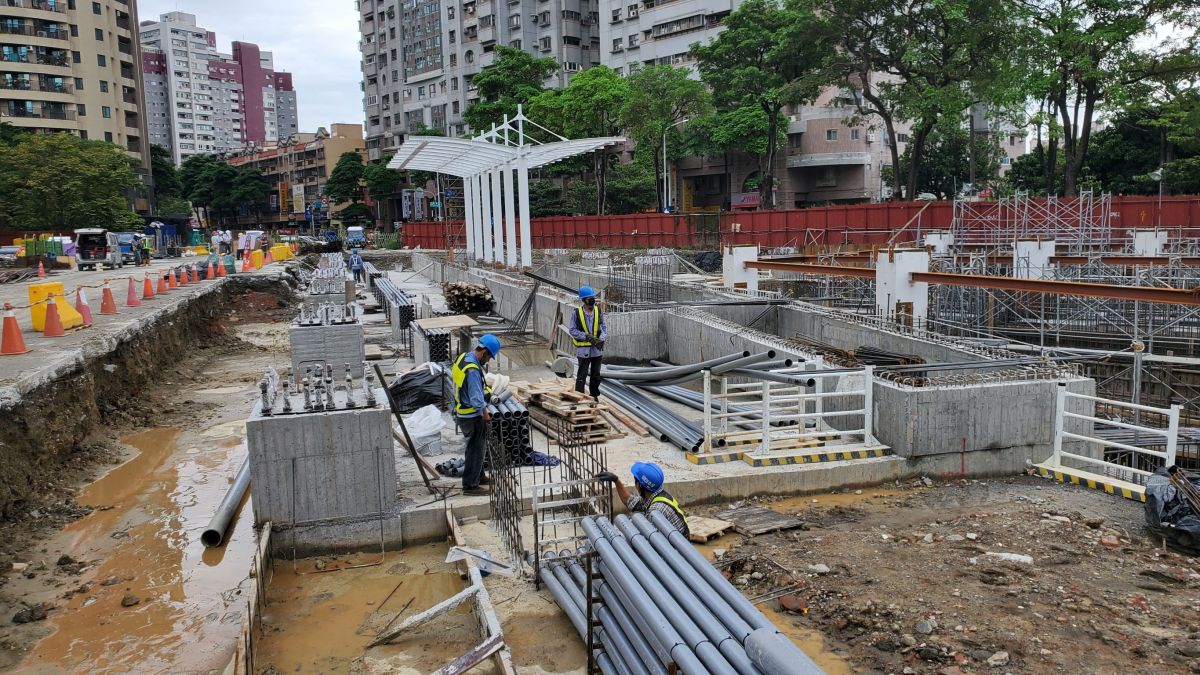 ▲捷運局表示輕軌C23車站結構體工程，包含地樑、鋼柱、基礎均已完成，預計於7月初完成車站工程。（圖／高市府捷運局提供）