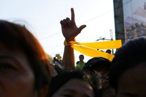 ▲菲律賓民眾高舉代表柯拉蓉的「L」字手勢。（圖／美聯社／達志影像）