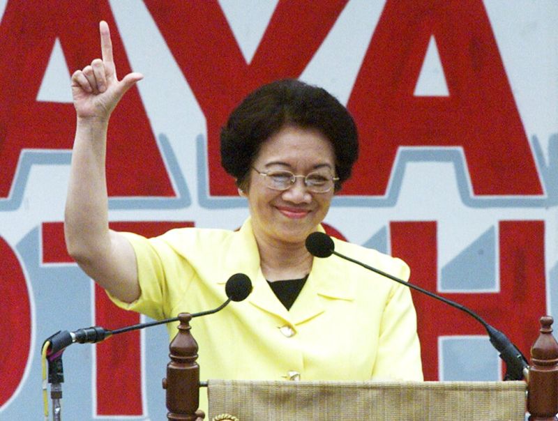 ▲菲律賓首位女總統柯拉蓉（Corazon Aquino）曾率領人民發動革命，推翻獨裁的馬可仕家族政權，背後原因與一次暗殺事件有關。（圖／美聯社／達志影像）