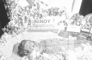 ▲菲律賓民主之父艾奎諾二世在馬尼拉機場，於眾多記者媒體面前被暗殺。（圖／美聯社／達志影像）