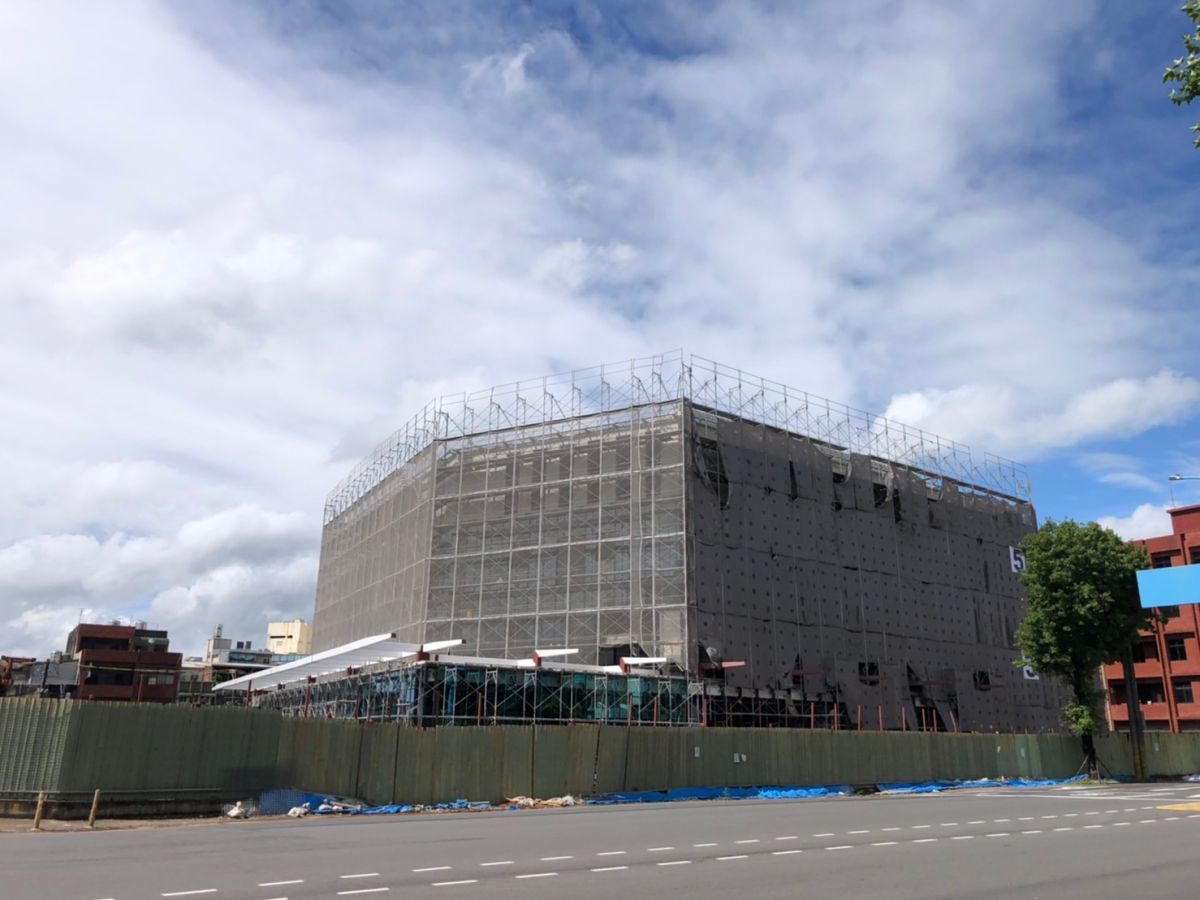 ▲尚未完工的楊梅區公所行政大樓，居然因為去年一場颱風的強降雨灌入地下水層，造成結構體上升了45公分。（圖／記者李春台翻攝）