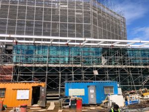楊梅區公所新建大樓 ▲施工單位最後將地下3樓15格停車位灌漿增加載重,還增設79根地錨才補救回來。(圖/記者李春台翻攝)