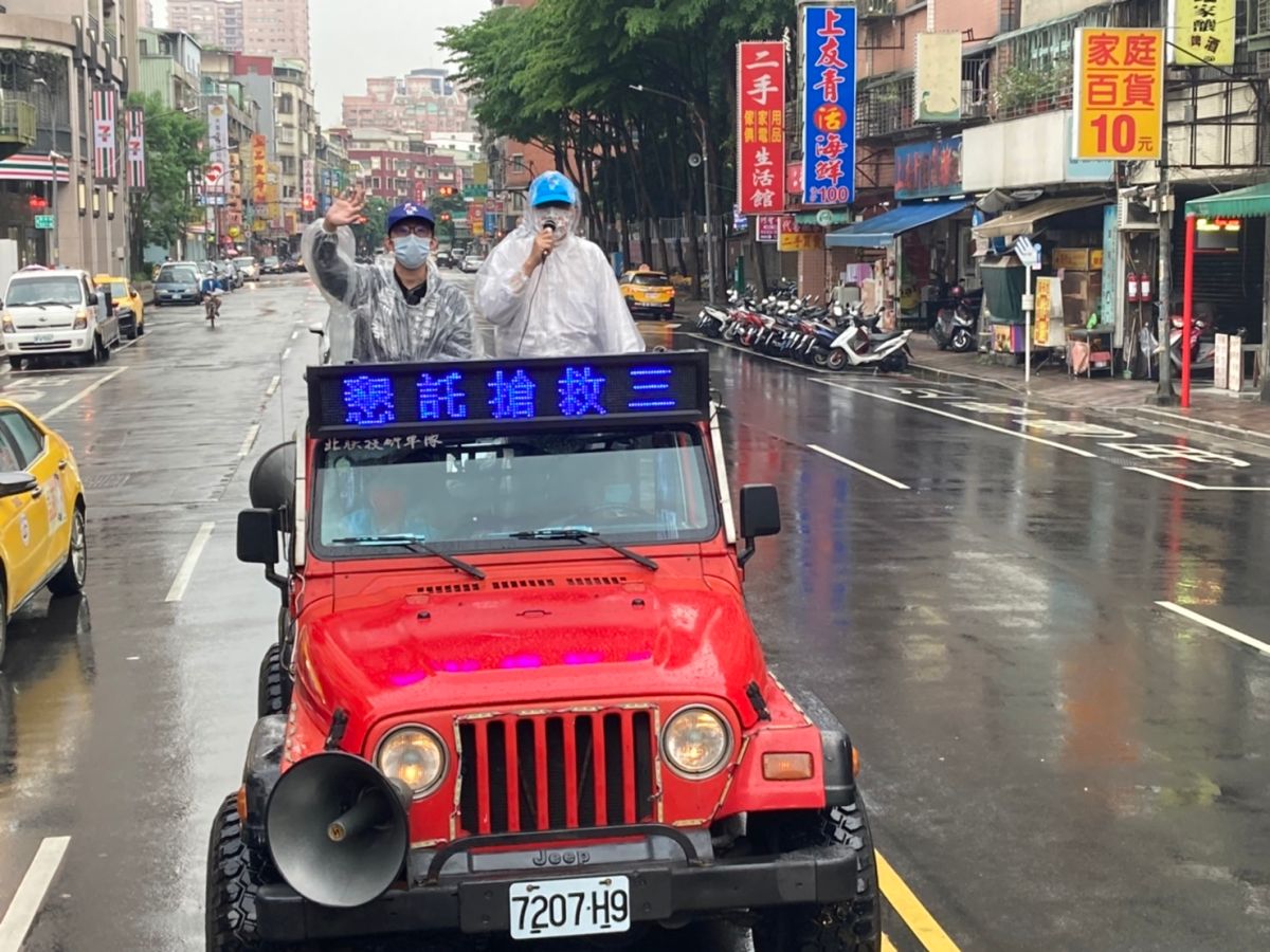 ▲台南市議員謝龍介首場外縣市的掃街降落新北三重，力挺爭取國民黨三重、蘆洲區議員提名的吳訓孝。（圖／吳訓孝提供）