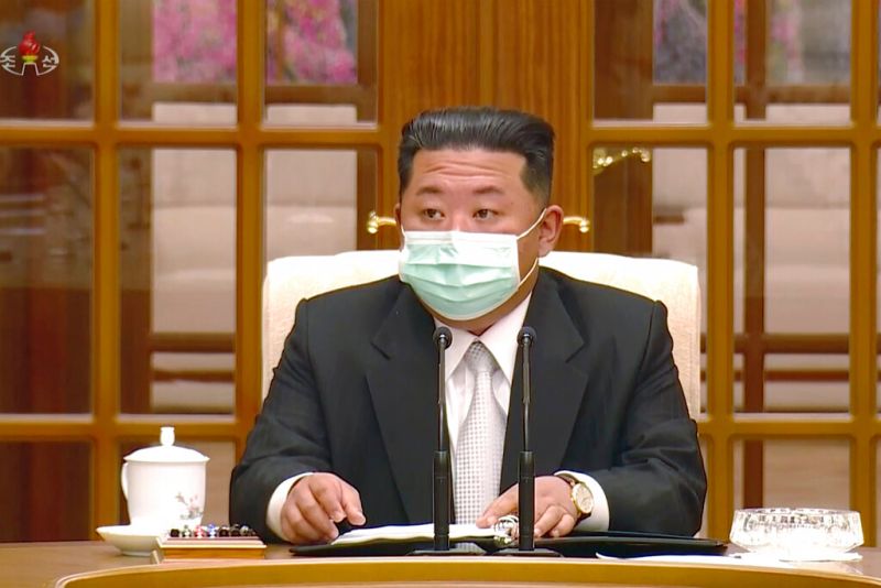 ▲因應北韓國內發生新冠疫情，金正恩首次戴上口罩露面。（圖／美聯社／達志影像）