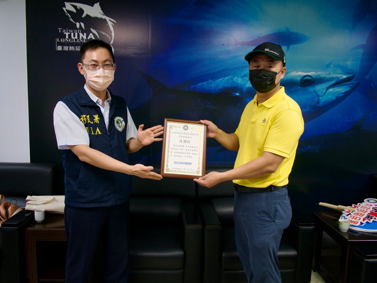 ▲陳文省理事致力提升海上勞動人權，友善照顧外籍漁工，移民署致贈感謝狀。（圖／移民署提供）