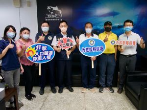 移民署屏東縣服務站結合臺灣鮪延繩釣協會共同宣導防制人口販運。(圖/移民署提供) ▲移民署屏東縣服務站結合臺灣鮪延繩釣協會共同宣導防制人口販運。(圖/移民署提供)
