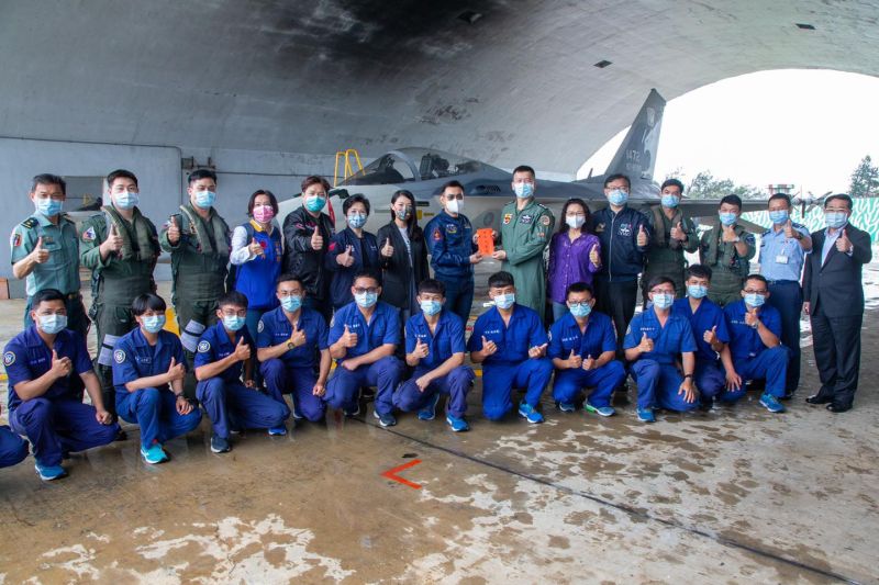 ▲立委考察澎湖馬公基地,與天駒部隊IDF經國號戰機合影。(圖/翻攝自邱臣遠臉書)