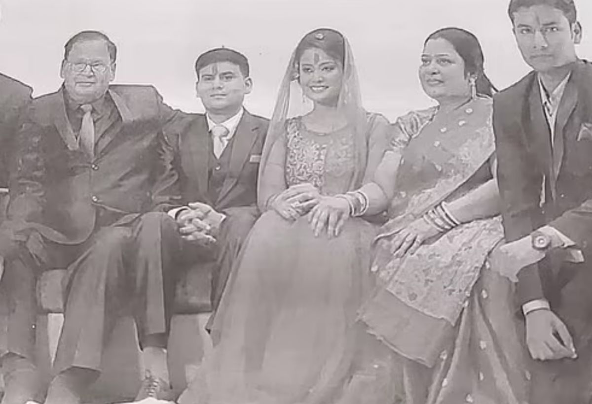 ▲印度一對年輕夫妻（圖中），因結婚6年遲遲未生育，而遭父母告上法庭。（圖／翻攝自每日郵報）