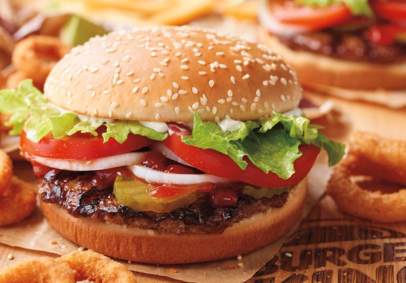 ▲日本漢堡王推出「漢堡＋點心麵套餐組合」來取代供貨不穩的薯條，意外爆紅。（圖／漢堡王提供）
