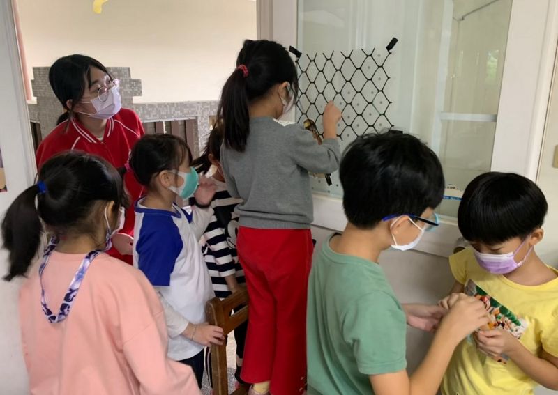 ▲新北市八里國中生物科的王俊凱老師帶領學生以「鳥類友善校園」為題,研發友善鳥類的窗戶材料包,以防止鳥類誤撞透明的玻璃。(圖/新北市政府教育局提供)