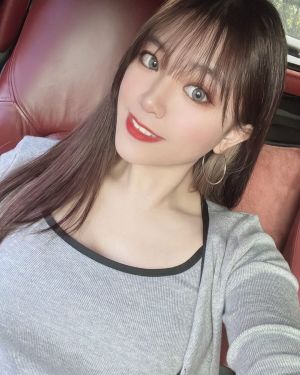 ▲熊霓畫起妝來頗為成熟。(圖/翻攝熊霓IG) ▲熊霓畫起妝來頗為成熟。(圖/翻攝熊霓IG)