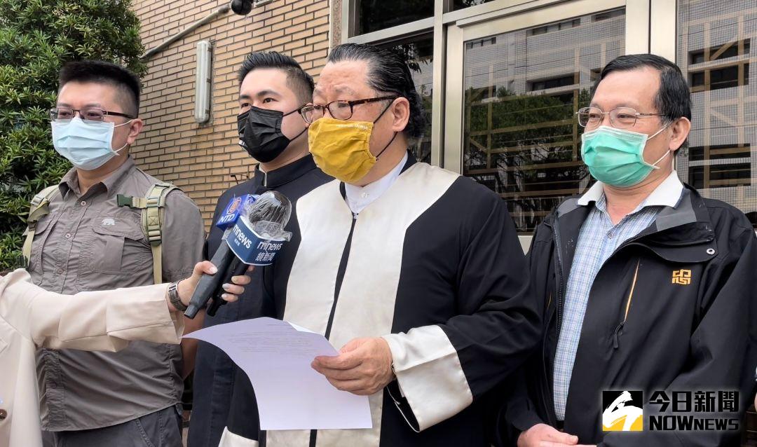 ▲新黨青年軍林明正、王炳忠與辯護律師魏憶龍、王炳忠父親王進步。（圖／記者潘千詩攝，2022.5.13）