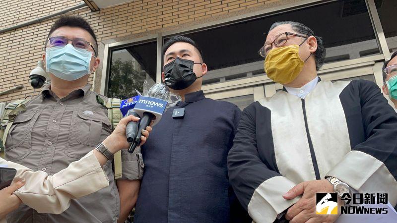 ▲新黨青年軍林明正、王炳忠與辯護律師魏憶龍。(圖/記者潘千詩攝,2022.5.13)