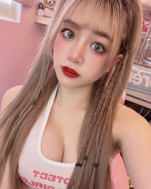 ▲熊霓的妝容較為成熟。(圖/翻攝熊霓IG) ▲熊霓的妝容較為成熟。(圖/翻攝熊霓IG)